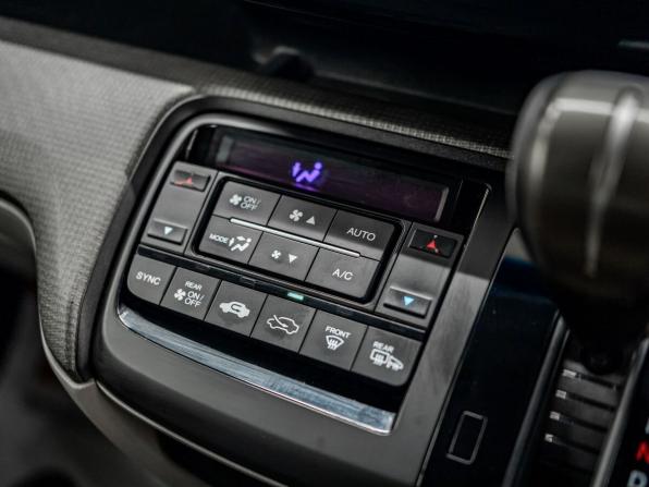 Honda Stepwgn V с пробегом 2015 года, цена 1 547 000 рублей, 132905 км, минивэн, Автокод Объявления