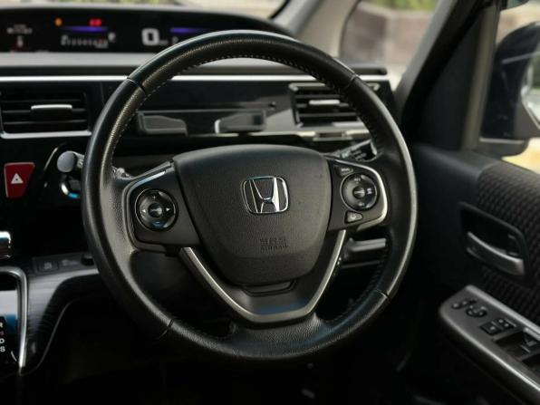 Honda Stepwgn V с пробегом 2016 года, цена 1 950 000 рублей, 132347 км, минивэн, Автокод Объявления