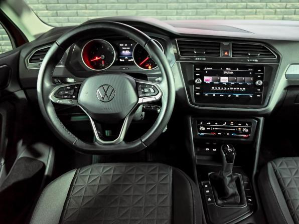 Volkswagen Tiguan II Рестайлинг с пробегом 2021 года, цена 2 699 000 рублей, 50612 км, внедорожник, Автокод Объявления