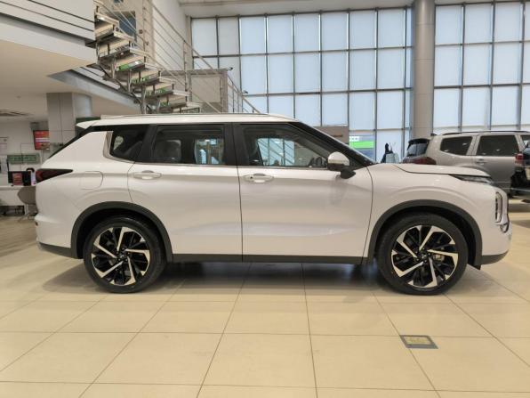 Mitsubishi Outlander IV с пробегом 2023 года, цена 4 250 000 рублей, 10 км, внедорожник, Автокод Объявления