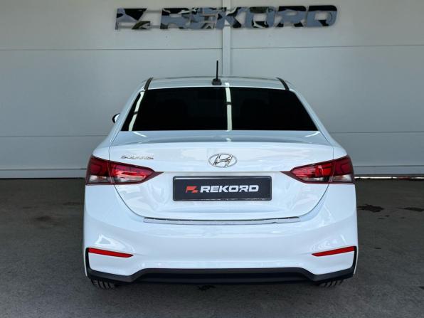 Hyundai Solaris II с пробегом 2017 года, цена 1 215 000 рублей, 140000 км, седан, Автокод Объявления