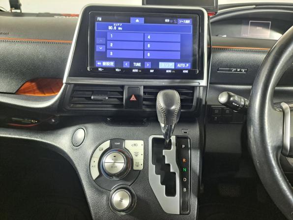 Toyota Sienta II Рестайлинг с пробегом 2019 года, цена 1 360 000 рублей, 126893 км, компактвэн, Автокод Объявления