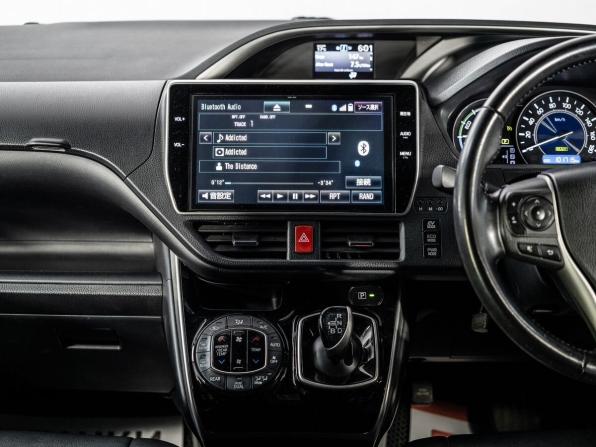 Toyota Voxy III (R80) Рестайлинг с пробегом 2018 года, цена 2 200 000 рублей, 101715 км, минивэн, Автокод Объявления