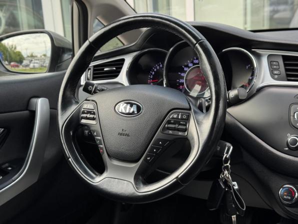 Kia Ceed II Рестайлинг с пробегом 2017 года, цена 1 320 000 рублей, 136370 км, хэтчбек, Автокод Объявления