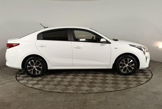 Kia Rio IV Рестайлинг с пробегом 2021 года, цена 1 715 000 рублей, 49687 км, седан, Автокод Объявления