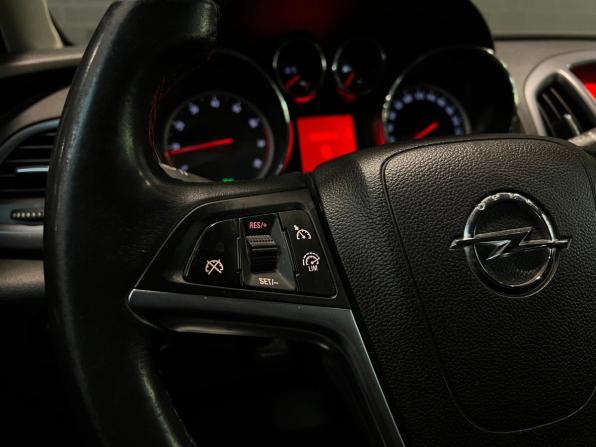 Opel Astra J Рестайлинг с пробегом 2013 года, цена 660 000 рублей, 235014 км, универсал, Автокод Объявления
