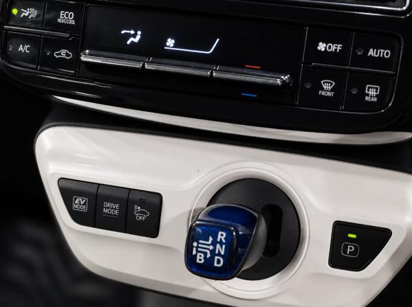 Toyota Prius IV (XW50) с пробегом 2018 года, цена 1 450 000 рублей, 239351 км, лифтбек, Автокод Объявления