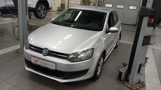 Белый Volkswagen Polo с996тр125