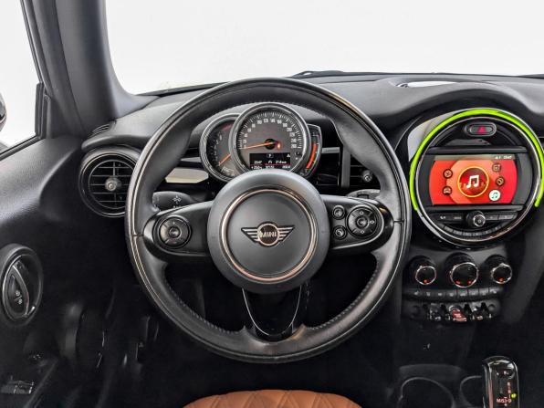 Mini Hatch III (F55/F56) Рестайлинг с пробегом 2021 года, цена 2 640 000 рублей, 57123 км, хэтчбек, Автокод Объявления