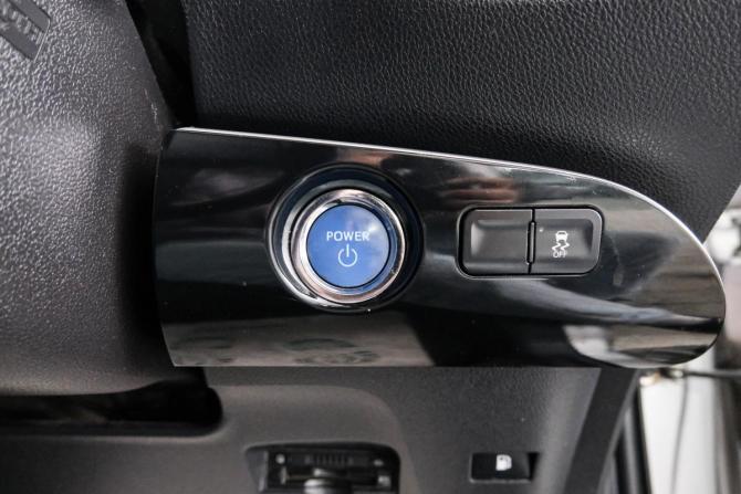 Toyota Prius IV (XW50) с пробегом 2018 года, цена 1 699 000 рублей, 171700 км, лифтбек, Автокод Объявления