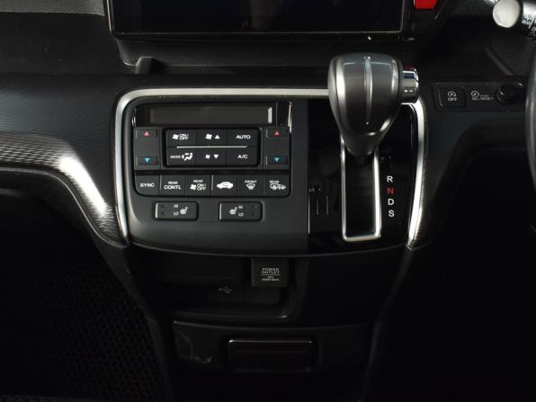 Honda Stepwgn V Рестайлинг с пробегом 2017 года, цена 2 275 995 рублей, 121736 км, минивэн, Автокод Объявления