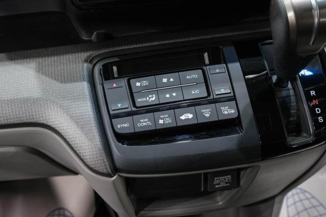 Honda Stepwgn V с пробегом 2017 года, цена 2 099 000 рублей, 110000 км, минивэн, Автокод Объявления
