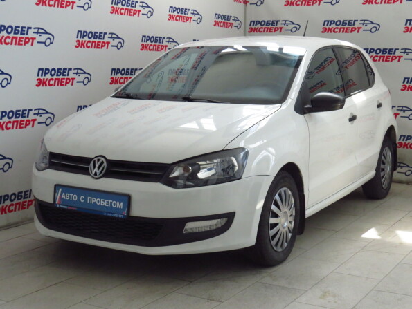 Белый Volkswagen Polo с996тр125