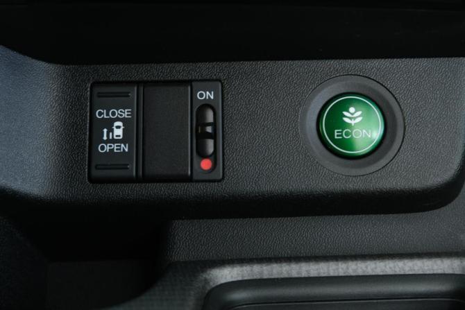 Honda Stepwgn V с пробегом 2015 года, цена 1 899 000 рублей, 132000 км, минивэн, Автокод Объявления