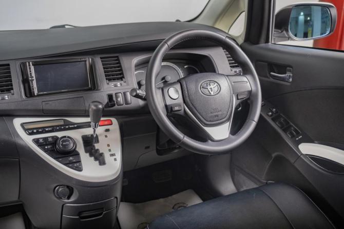 Toyota ISis I Рестайлинг с пробегом 2012 года, цена 1 399 000 рублей, 148000 км, компактвэн, Автокод Объявления
