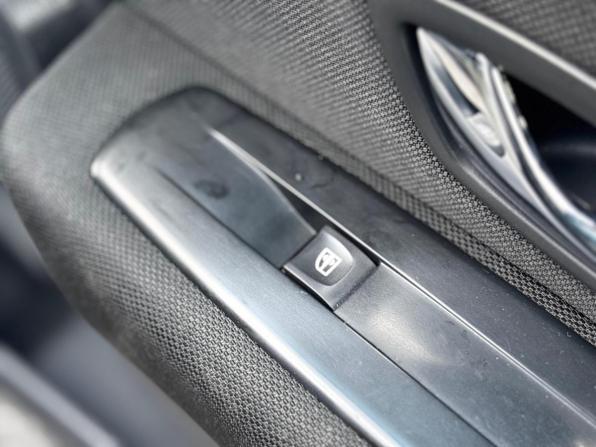 Renault Fluence I Рестайлинг с пробегом 2013 года, цена 650 000 рублей, 175226 км, седан, Автокод Объявления