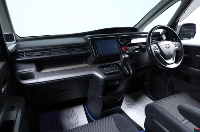 Honda Stepwgn V с пробегом 2015 года, цена 1 869 000 рублей, 112000 км, минивэн, Автокод Объявления