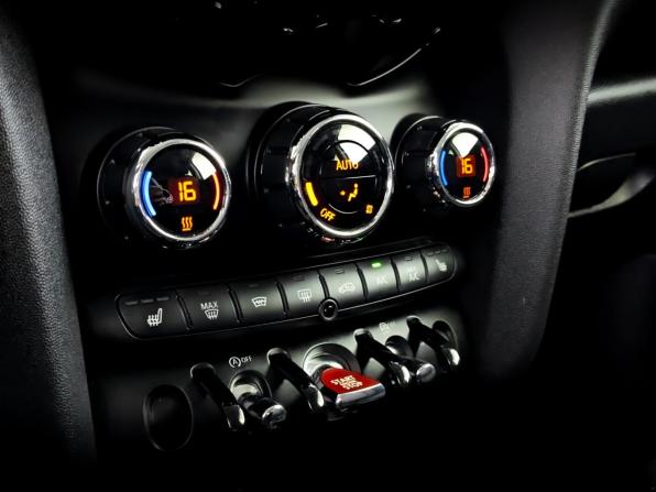 Mini Hatch III (F55/F56) Рестайлинг с пробегом 2021 года, цена 2 290 000 рублей, 54969 км, хэтчбек, Автокод Объявления