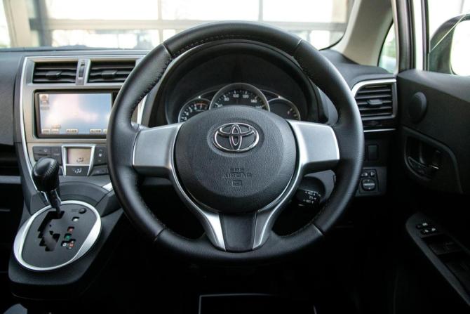 Toyota Ractis II с пробегом 2011 года, цена 987 000 рублей, 52000 км, хэтчбек, Автокод Объявления
