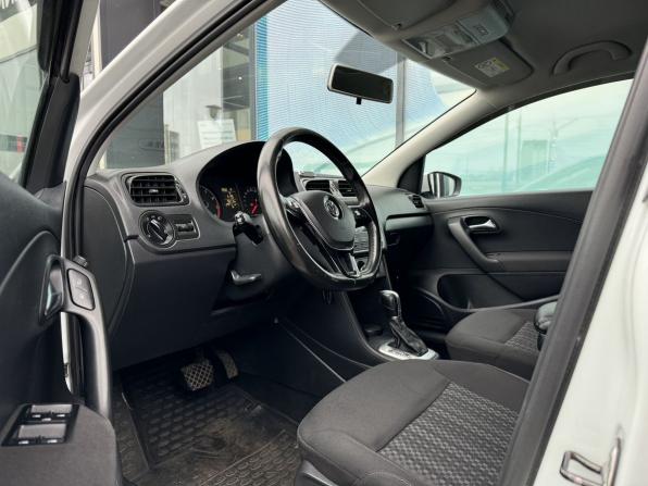 Volkswagen Polo V Рестайлинг с пробегом 2018 года, цена 880 000 рублей, 156709 км, седан, Автокод Объявления