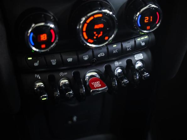 Mini Hatch III (F55/F56) Рестайлинг 2 с пробегом 2021 года, цена 2 339 000 рублей, 70681 км, хэтчбек, Автокод Объявления
