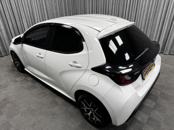 Toyota Yaris IV с пробегом 2021 года, цена 1 380 000 рублей, 103149 км, хэтчбек, Автокод Объявления