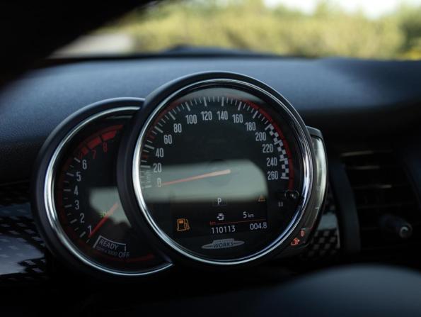 Mini Hatch III (F55/F56) Рестайлинг с пробегом 2018 года, цена 2 679 700 рублей, 110000 км, хэтчбек, Автокод Объявления