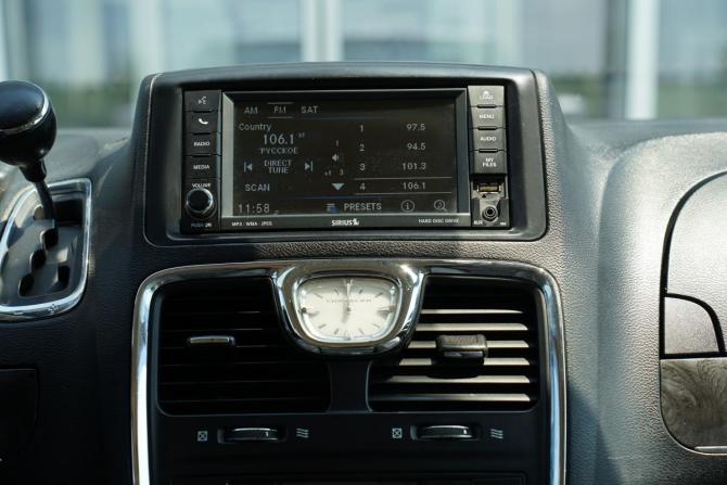 Chrysler Town &amp; Country V Рестайлинг с пробегом 2011 года, цена 999 999 рублей, 304000 км, минивэн, Автокод Объявления