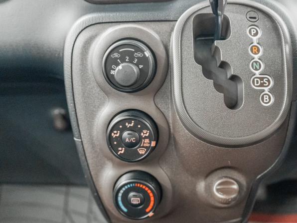 Toyota Spade с пробегом 2012 года, цена 950 000 рублей, 120000 км, компактвэн, Автокод Объявления