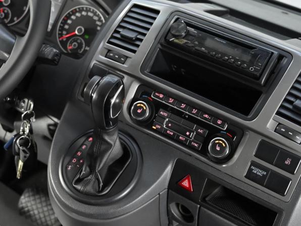 Volkswagen Caravelle T5 Рестайлинг с пробегом 2013 года, цена 2 049 000 рублей, 178000 км, минивэн, Автокод Объявления