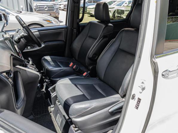 Toyota Esquire I Рестайлинг с пробегом 2018 года, цена 2 310 000 рублей, 93411 км, минивэн, Автокод Объявления