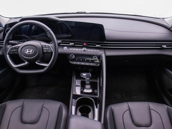 Hyundai Elantra VII (CN7) Рестайлинг с пробегом 2023 года, цена 2 340 000 рублей, 8500 км, седан, Автокод Объявления