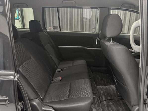 Toyota ISis I Рестайлинг с пробегом 2011 года, цена 1 220 000 рублей, 151000 км, минивэн, Автокод Объявления