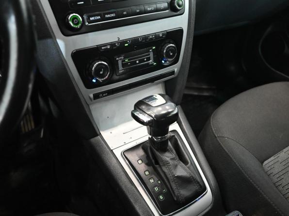 Skoda Octavia II (A5) Рестайлинг с пробегом 2011 года, цена 850 000 рублей, 217347 км, лифтбек, Автокод Объявления