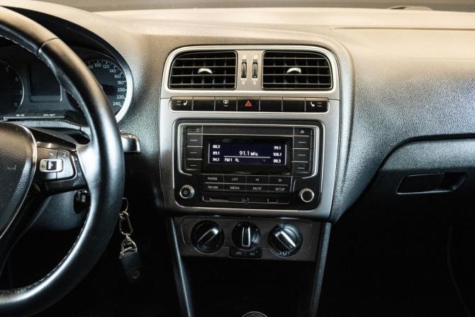 Volkswagen Polo V Рестайлинг с пробегом 2018 года, цена 1 089 000 рублей, 129764 км, седан, Автокод Объявления