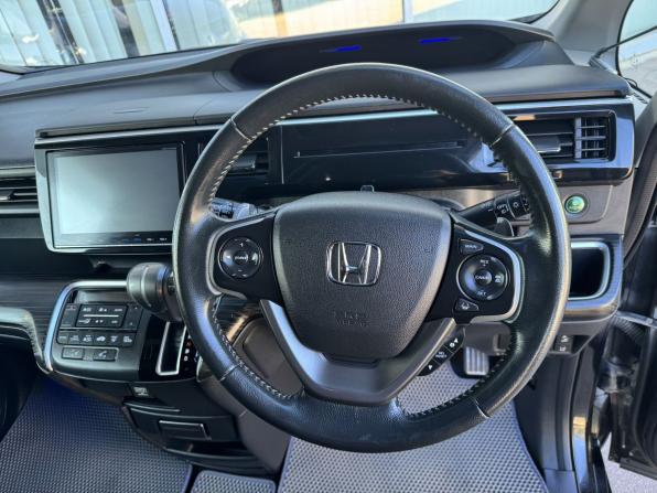 Honda Stepwgn V с пробегом 2017 года, цена 2 120 000 рублей, 85611 км, минивэн, Автокод Объявления