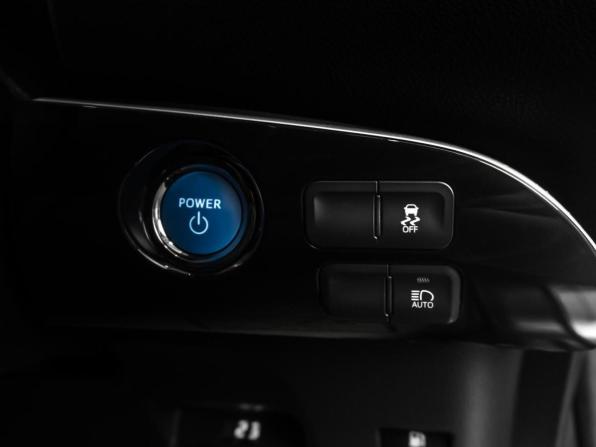 Toyota Prius IV (XW50) с пробегом 2016 года, цена 1 749 000 рублей, 152370 км, лифтбек, Автокод Объявления