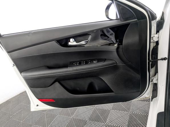 Kia Cerato IV Рестайлинг с пробегом 2022 года, цена 1 699 000 рублей, 131444 км, седан, Автокод Объявления