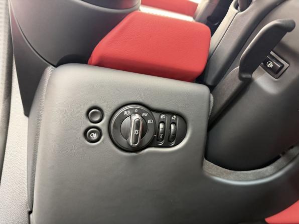 Mini Hatch III (F55/F56) Рестайлинг 2 с пробегом 2021 года, цена 3 849 000 рублей, 31823 км, хэтчбек, Автокод Объявления
