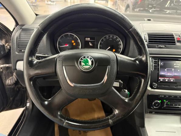 Skoda Octavia II (A5) Рестайлинг с пробегом 2011 года, цена 646 800 рублей, 226576 км, лифтбек, Автокод Объявления