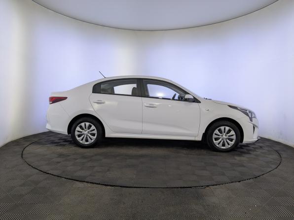 Kia Rio IV Рестайлинг с пробегом 2021 года, цена 1 750 000 рублей, 33599 км, седан, Автокод Объявления