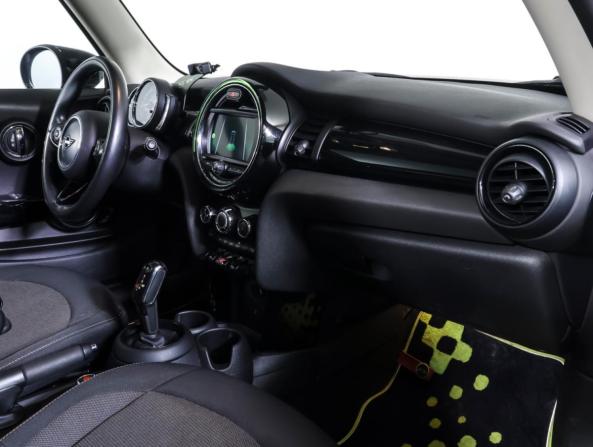 Mini Hatch III (F55/F56) Рестайлинг с пробегом 2019 года, цена 2 285 000 рублей, 78535 км, хэтчбек, Автокод Объявления