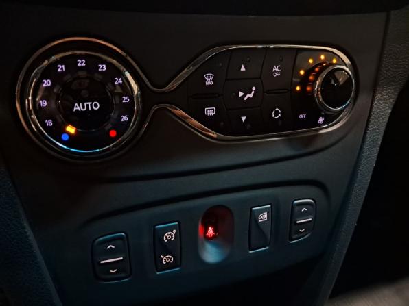 Renault Sandero II с пробегом 2015 года, цена 920 000 рублей, 77127 км, хэтчбек, Автокод Объявления