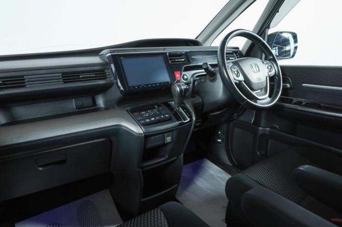 Honda Stepwgn V с пробегом 2015 года, цена 1 699 000 рублей, 130000 км, минивэн, Автокод Объявления