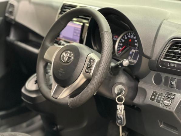 Toyota Ractis II с пробегом 2015 года, цена 1 050 000 рублей, 92312 км, хэтчбек, Автокод Объявления
