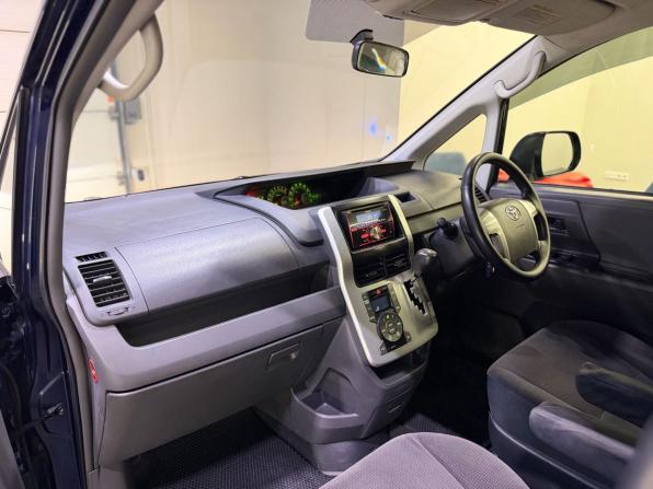 Toyota Voxy II (R70) с пробегом 2009 года, цена 888 000 рублей, 292029 км, минивэн, Автокод Объявления