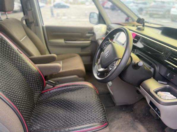Honda Stepwgn V с пробегом 2015 года, цена 1 699 000 рублей, 136010 км, минивэн, Автокод Объявления