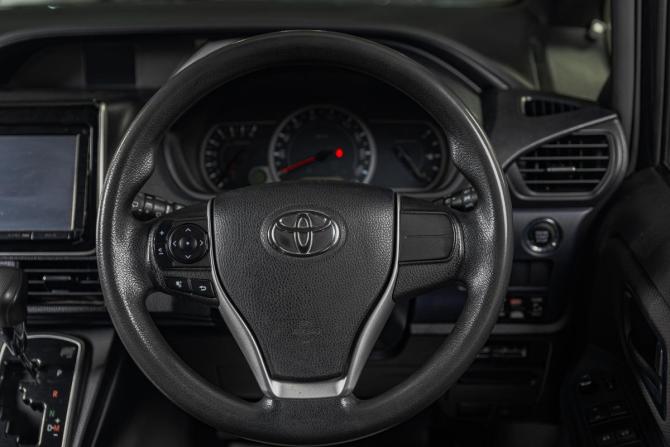 Toyota Voxy III (R80) с пробегом 2015 года, цена 1 909 000 рублей, 115000 км, минивэн, Автокод Объявления