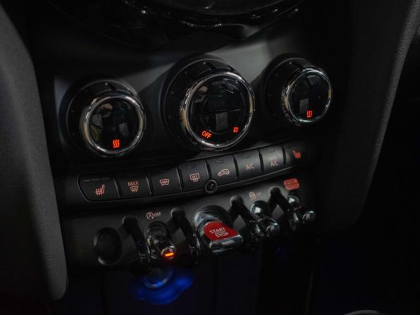 Mini Hatch III (F55/F56) Рестайлинг с пробегом 2020 года, цена 2 770 000 рублей, 66950 км, хэтчбек, Автокод Объявления