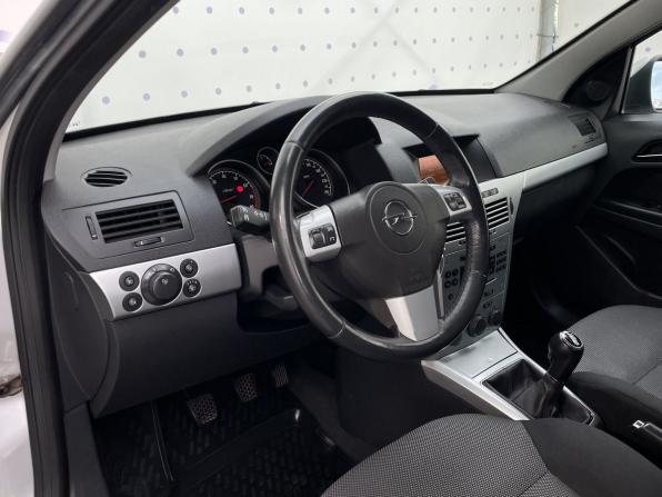Opel Astra H Рестайлинг с пробегом 2011 года, цена 600 000 рублей, 173960 км, седан, Автокод Объявления